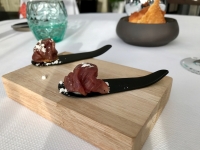 Restaurant Pouic Pouic - Mises en bouche : boeuf séché, framboise, crumble Restaurant Pouic Pouic - Mises en bouche : boeuf séché, framboise, crumble