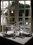 Restaurant Le Prieuré Saint-Géry - Table avec vue sur terrasse Restaurant Le Prieuré Saint-Géry - Table avec vue sur terrasse