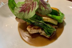 Restaurant Rob - Volaille fermière, jus de carcasses, polenta, ail des ours, légumes chermoula Restaurant Rob - Volaille fermière, jus de carcasses, polenta, ail des ours, légumes chermoula