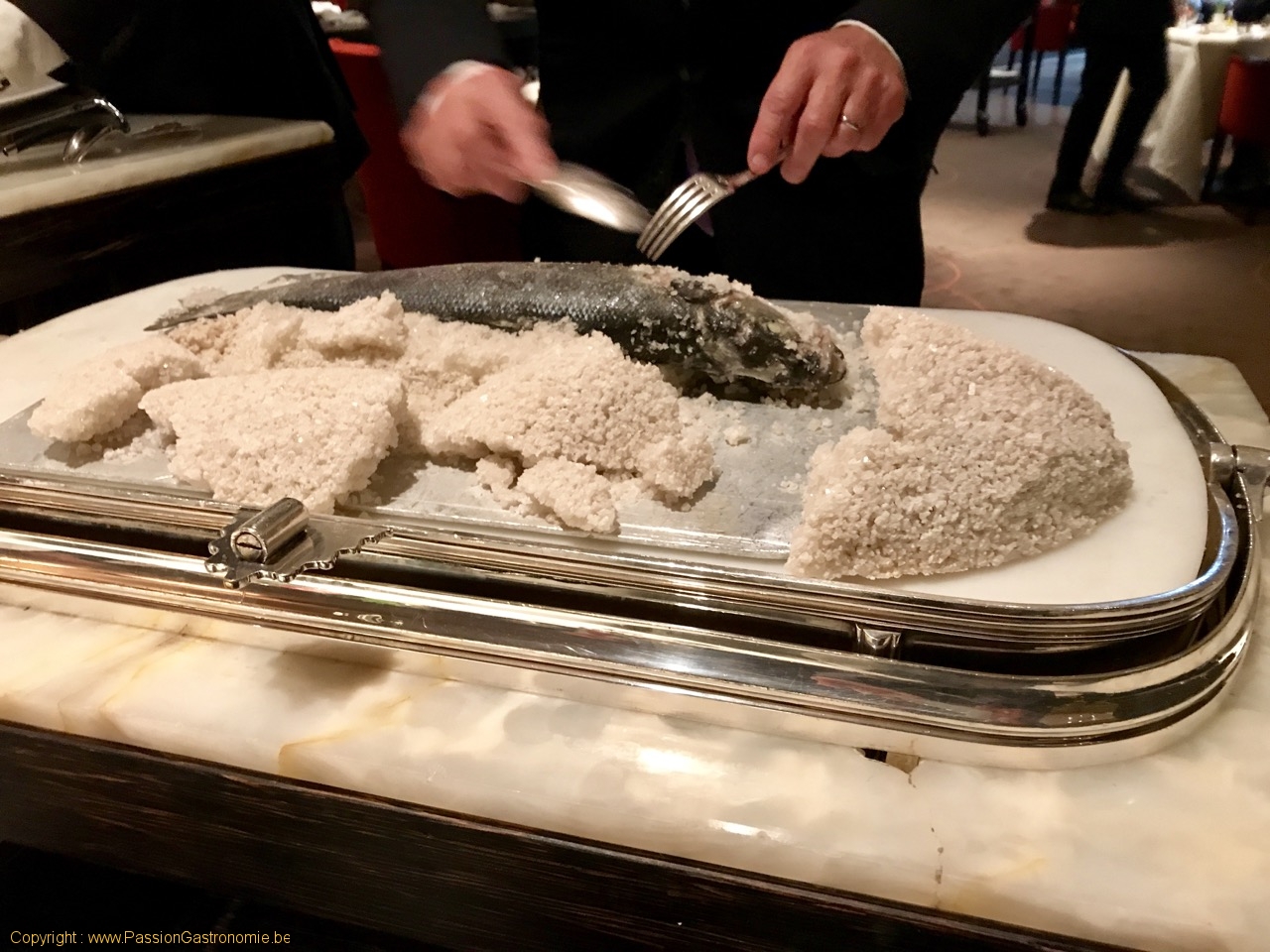 Restaurant Sea Grill - La découpe en salle du bar en croute de sel