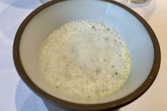 Restaurant Stirwen - Première mise en bouche : soupe de cresson et écume d'ail
