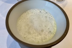 Restaurant Stirwen - Première mise en bouche : soupe de cresson et écume d'ail Restaurant Stirwen - Première mise en bouche : soupe de cresson et écume d'ail