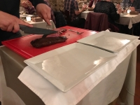 Restaurant Les caves de l'abbaye d'Aulne - Découpe en salle Restaurant Les caves de l'abbaye d'Aulne - Découpe en salle