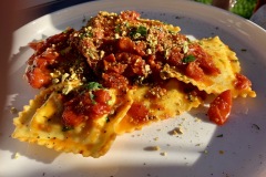 Trattoria Sotto Il Ponte - Raviolis, pistache, ricotta, espadon, tomates cerises des Pouilles Trattoria Sotto Il Ponte - Raviolis, pistache, ricotta, espadon, tomates cerises des Pouilles