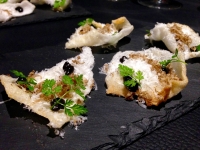 La villa in the sky By Alexandre Dionisio Chips au parmesan, mayonnaise au truffe, truffe de Bourgogne et parmesan frais La villa in the sky By Alexandre Dionisio Chips au parmesan, mayonnaise au truffe, truffe de Bourgogne et parmesan frais